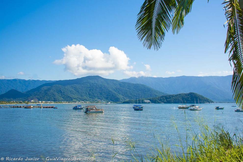 Imagem de barcos no mar da Praia de Itaguá.